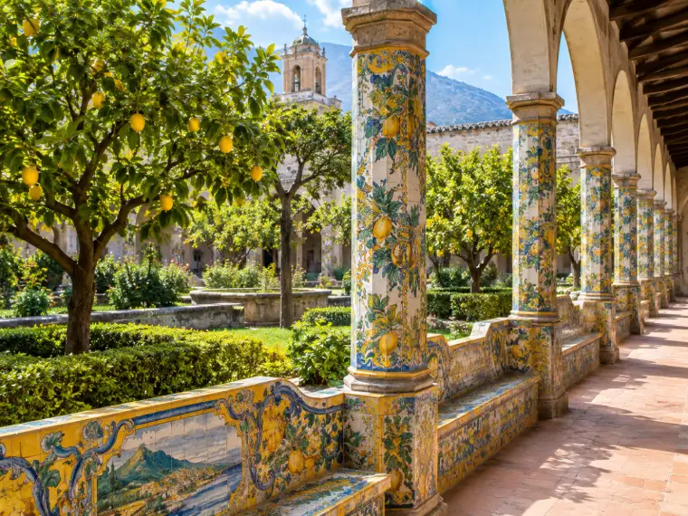 Il chiostro maiolicato di Santa Chiara con i riggiole dei Massa
